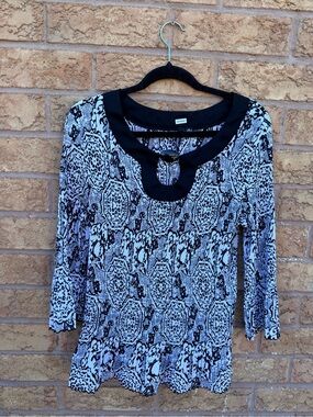 4/$25 • Essentials by Milano Black and White Keyhole Scoop Neck Crimp Blouse